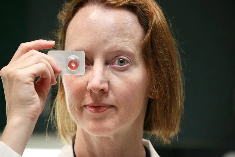 How to Easily Wear Colored Contact Lenses